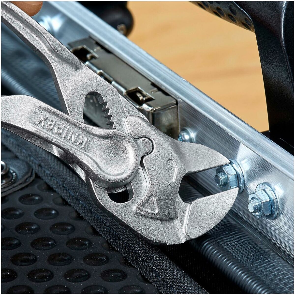 Knipex Tenaza llave XS alicate y llave en una sola herramienta cromado,  superficie rugosa y en relieve 100 mm 86 04 100 : : Bricolaje y  herramientas