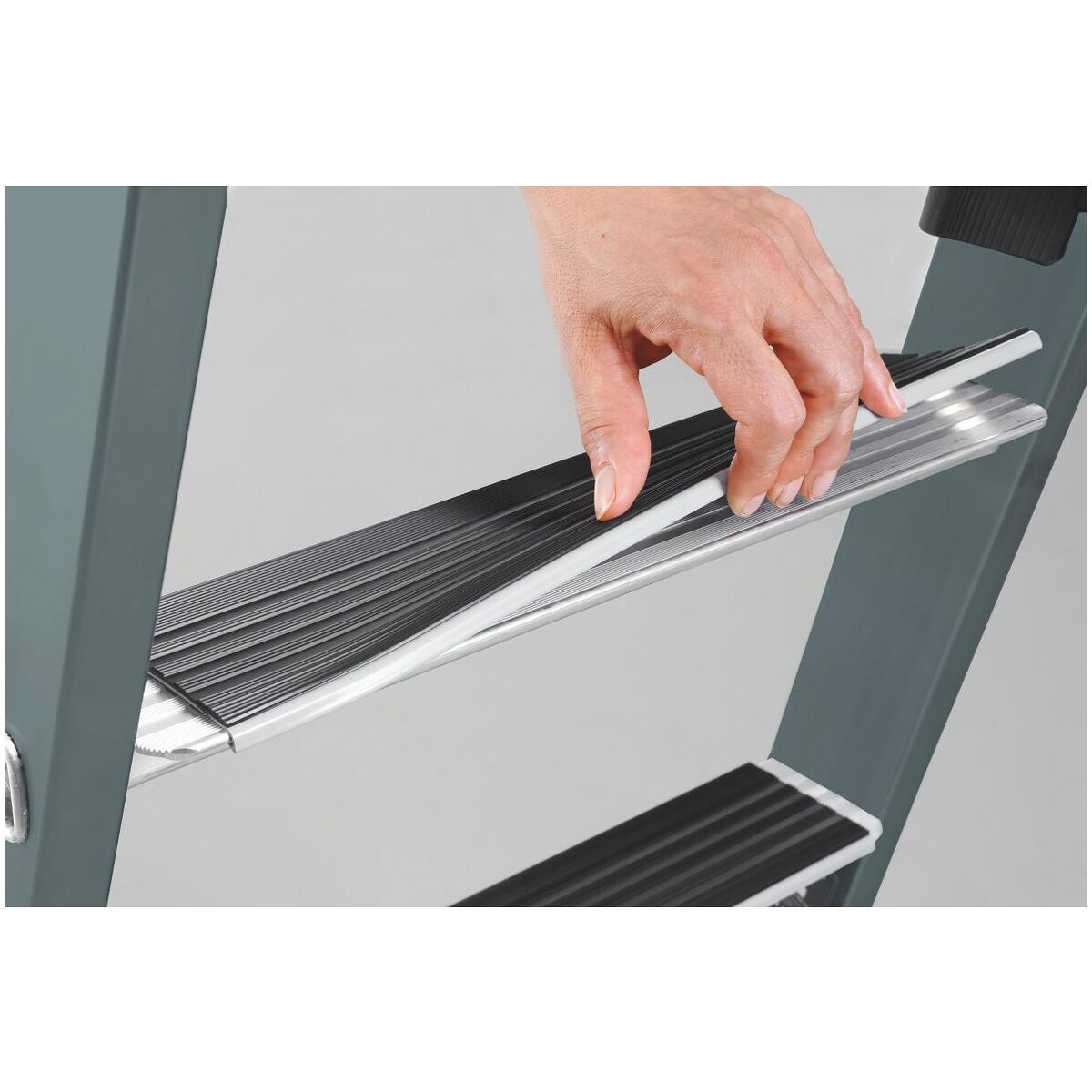 Stepladder, single-sided access with GripStep