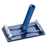 Ponceuse télescopique en plastique. Idéal pour le ponçage de mastics sur plaques de plâtre. Avec bande de serrage et support rotatif pour tiges télescopiques. Revêtement en caoutchouc mousse d’épaisseur moyenne pour une bonne adhérence au sol. 210 x